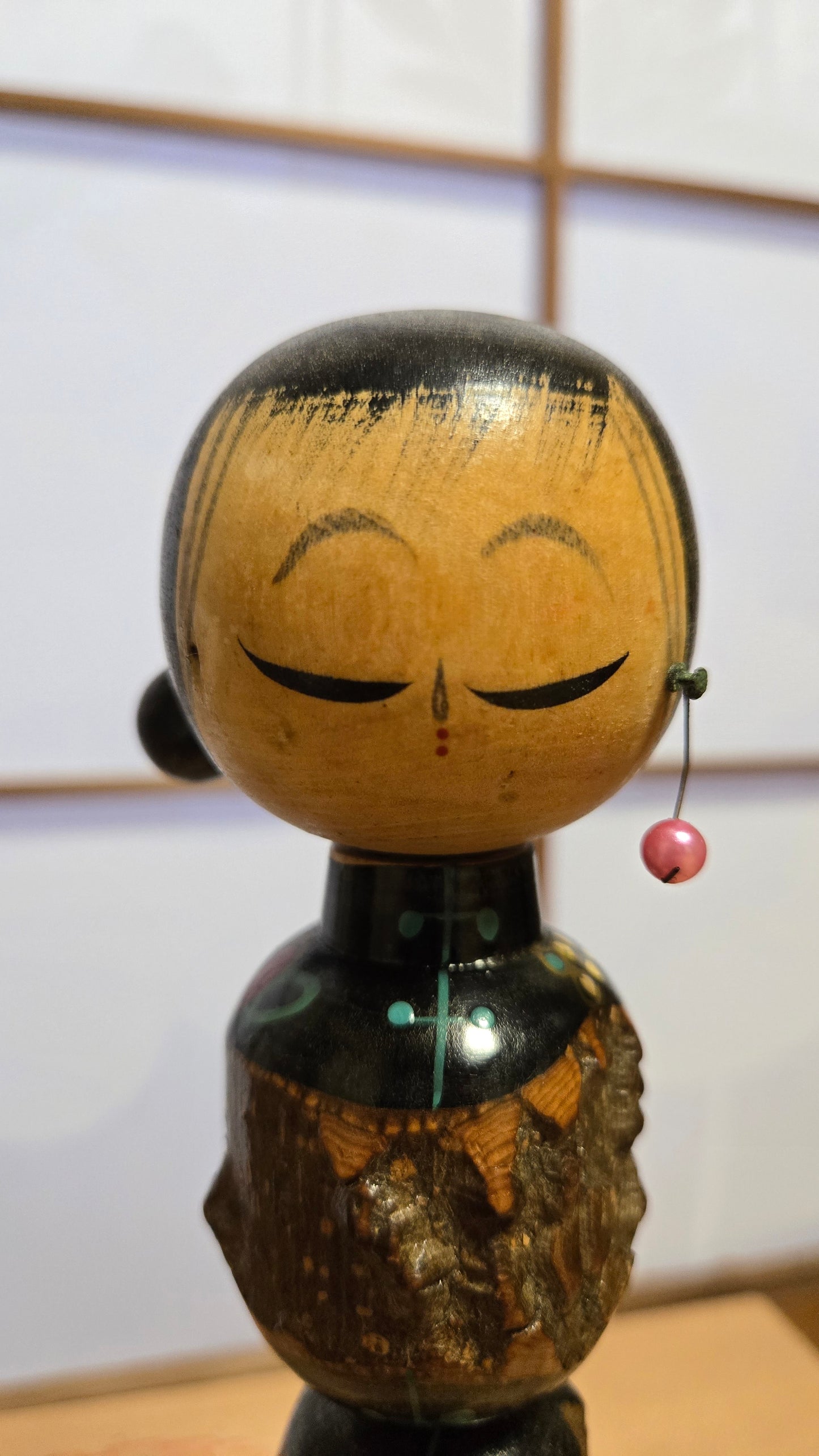 🎎 Kokeshi sōsaku — sculptée en écorce et laque noire, pendentif corail