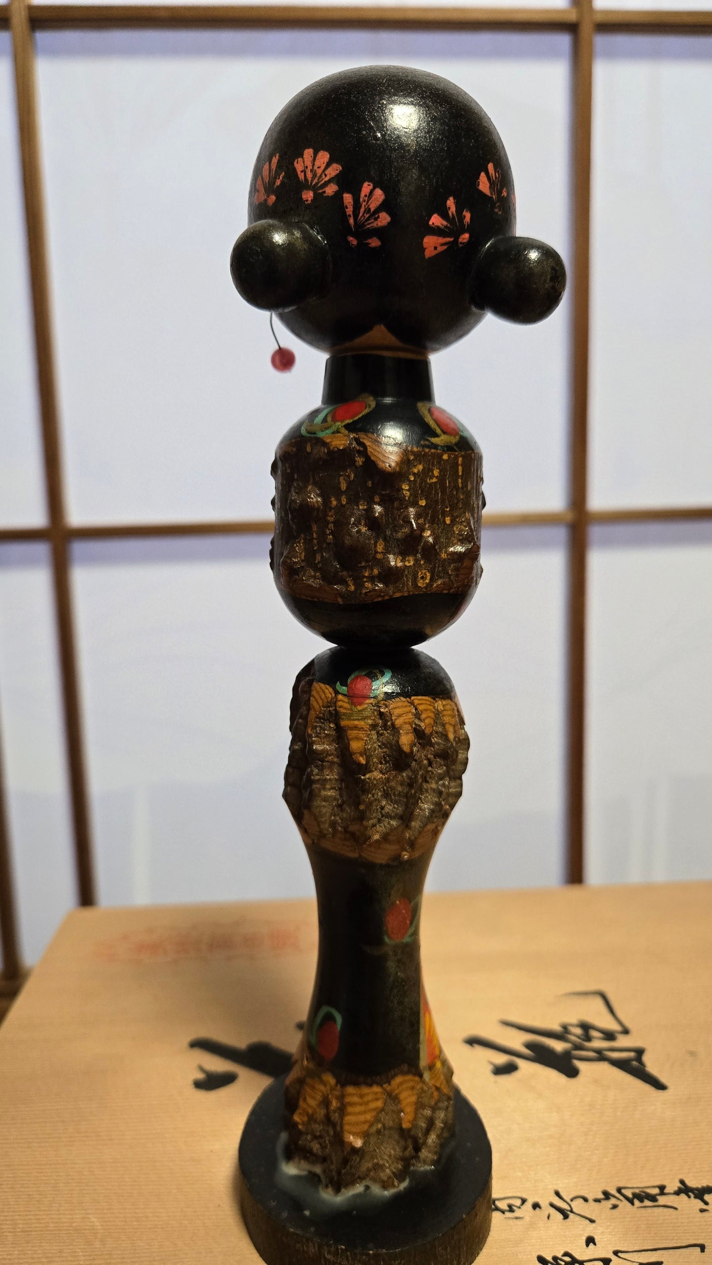 🎎 Kokeshi sōsaku — sculptée en écorce et laque noire, pendentif corail