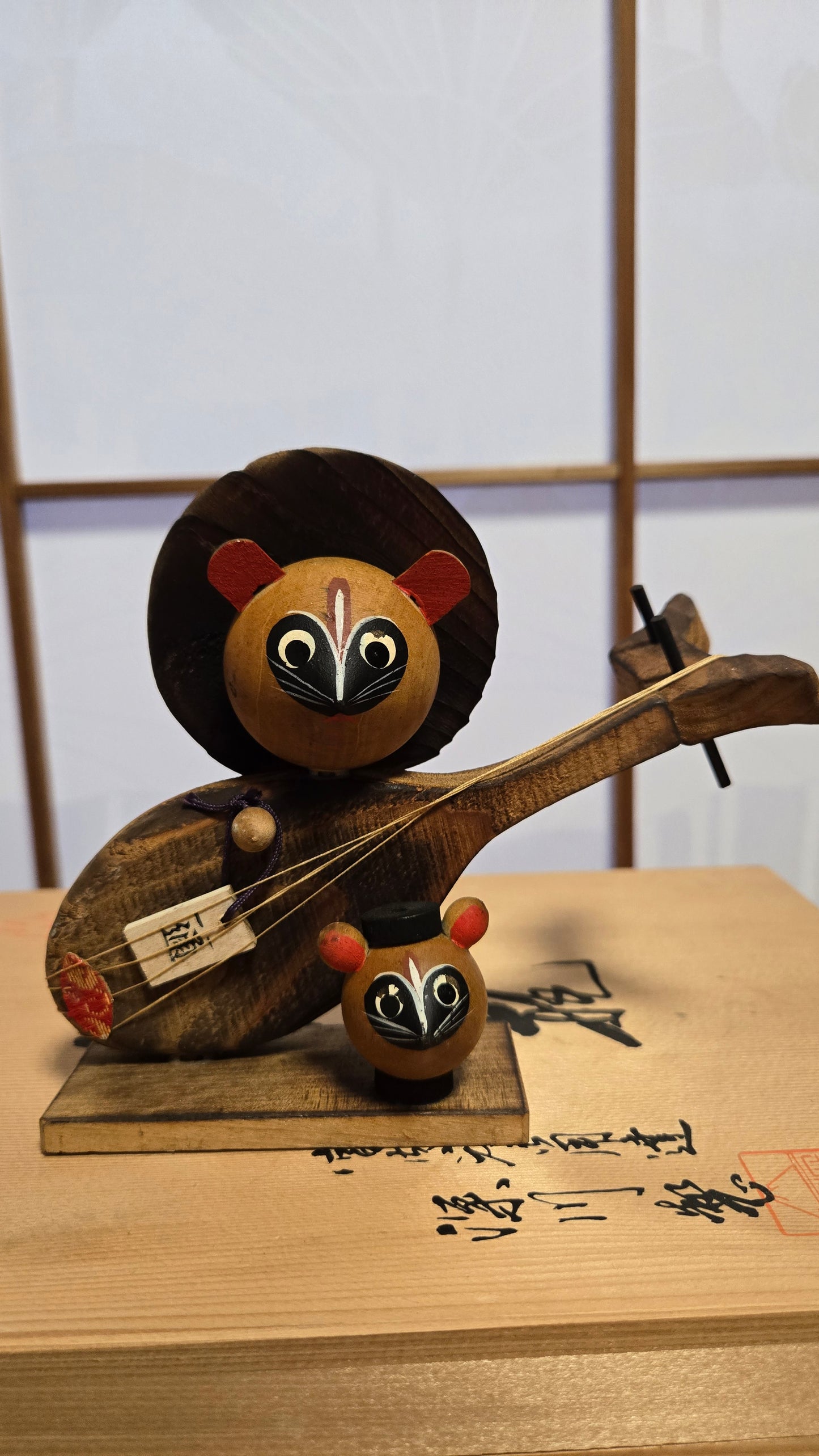 🦝 Duo de tanuki musiciens — figurine en forme de shamisen