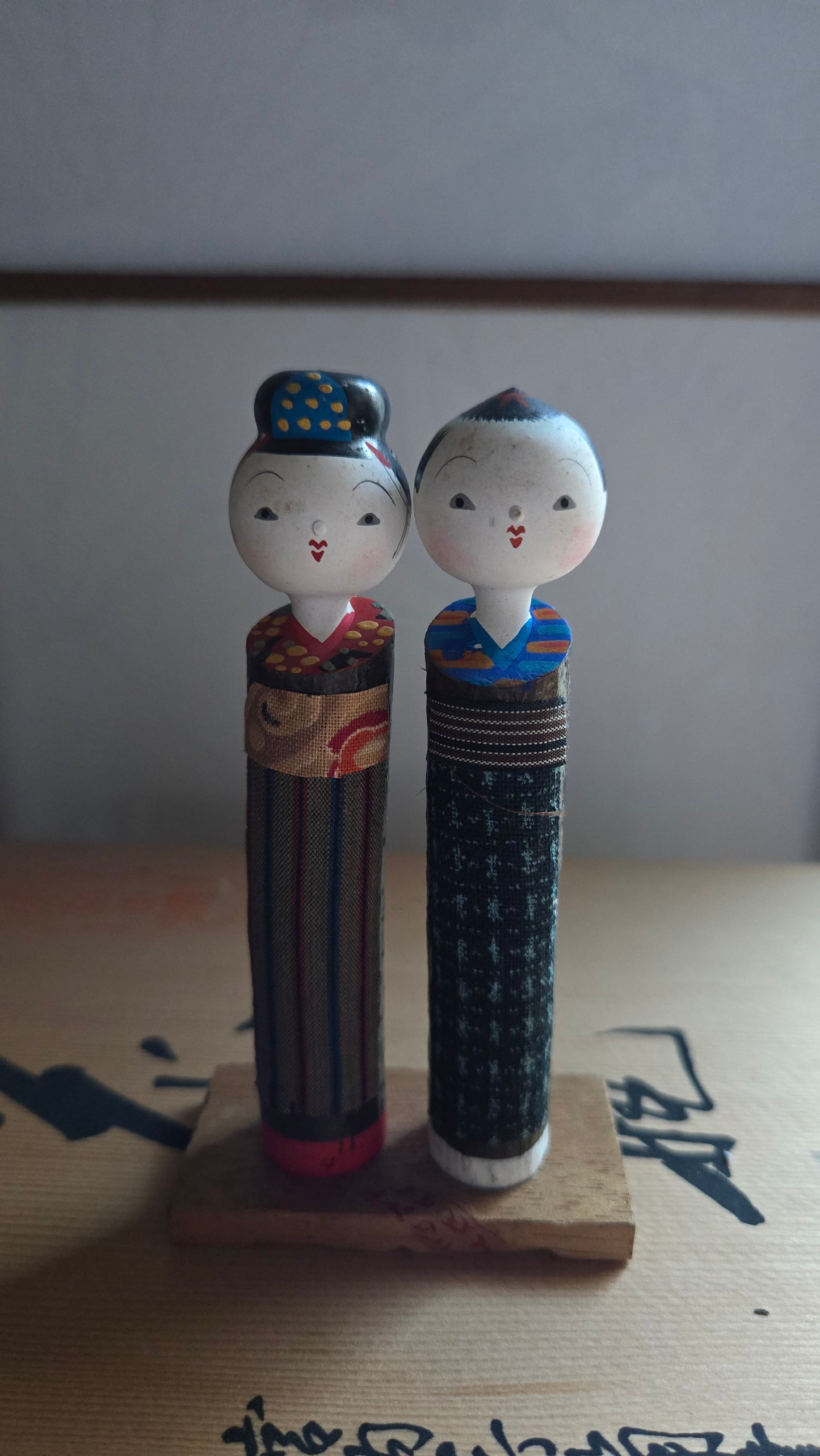 🎎 Duo de kokeshi vintage habillées de tissu — 12 cm