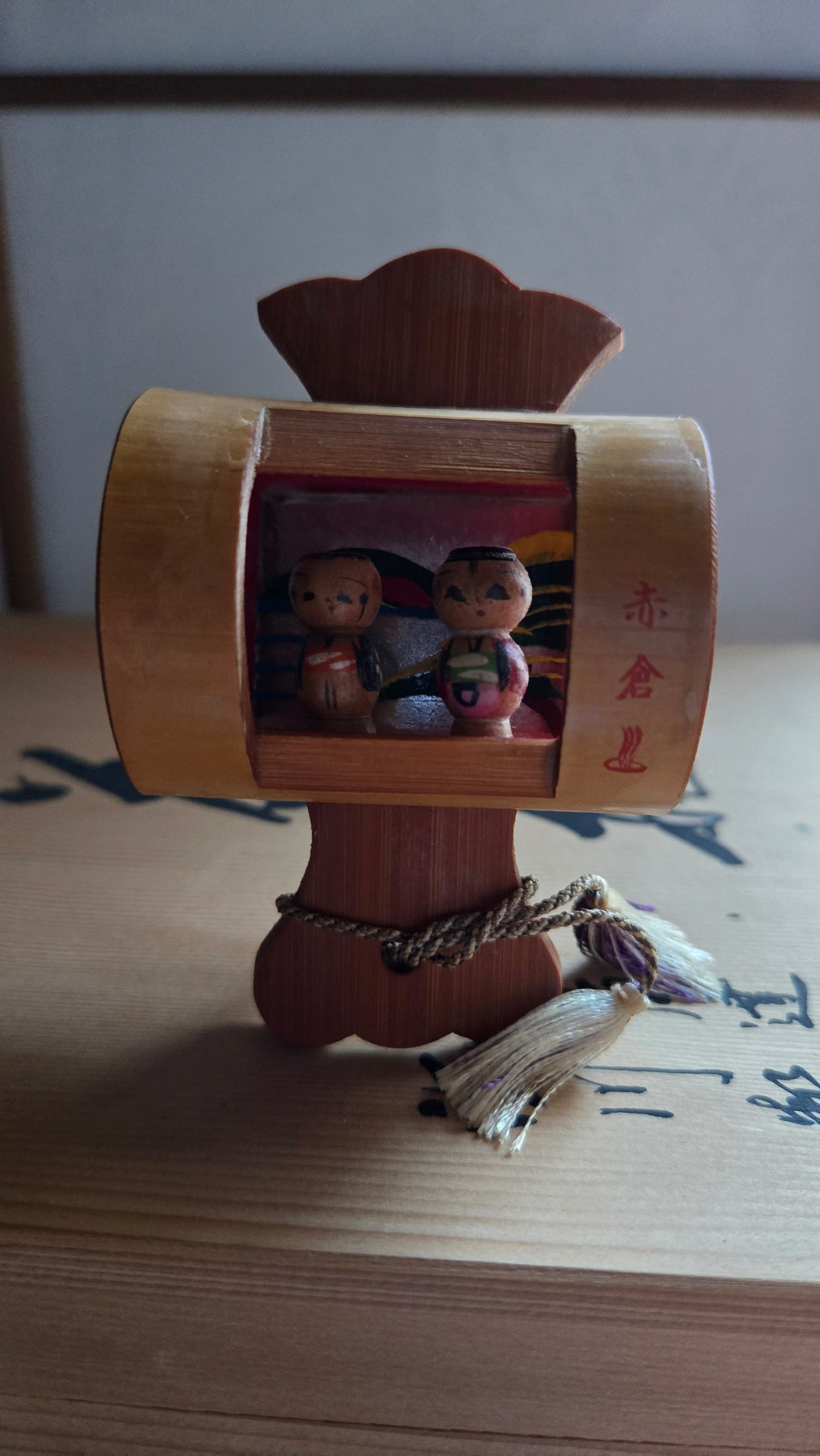 🎎 Okimono souvenir en bois « Akakura » — couple de mini-kokeshi, 8 cm