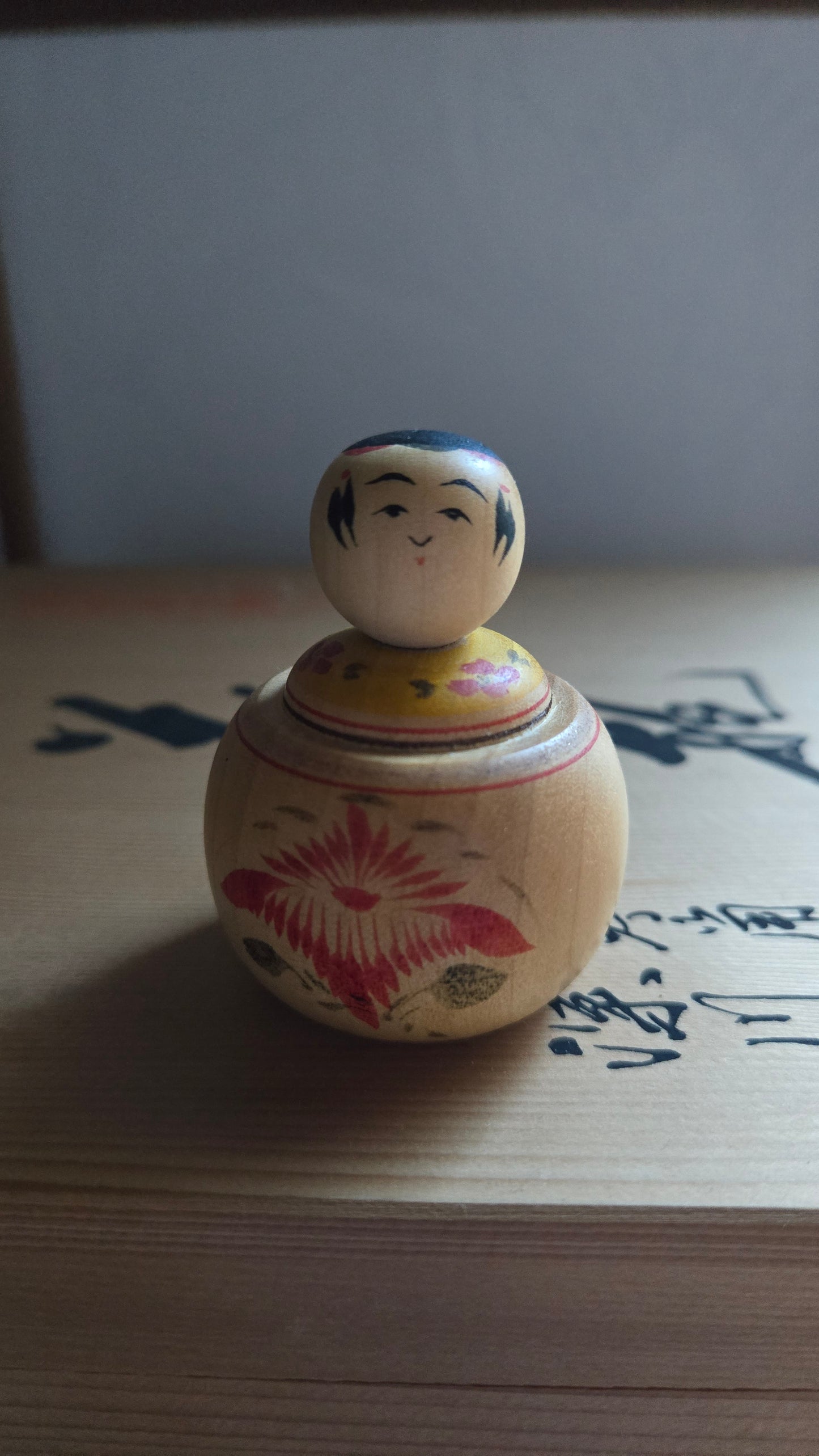 🎎 Petite kokeshi en bois peint — 5 cm