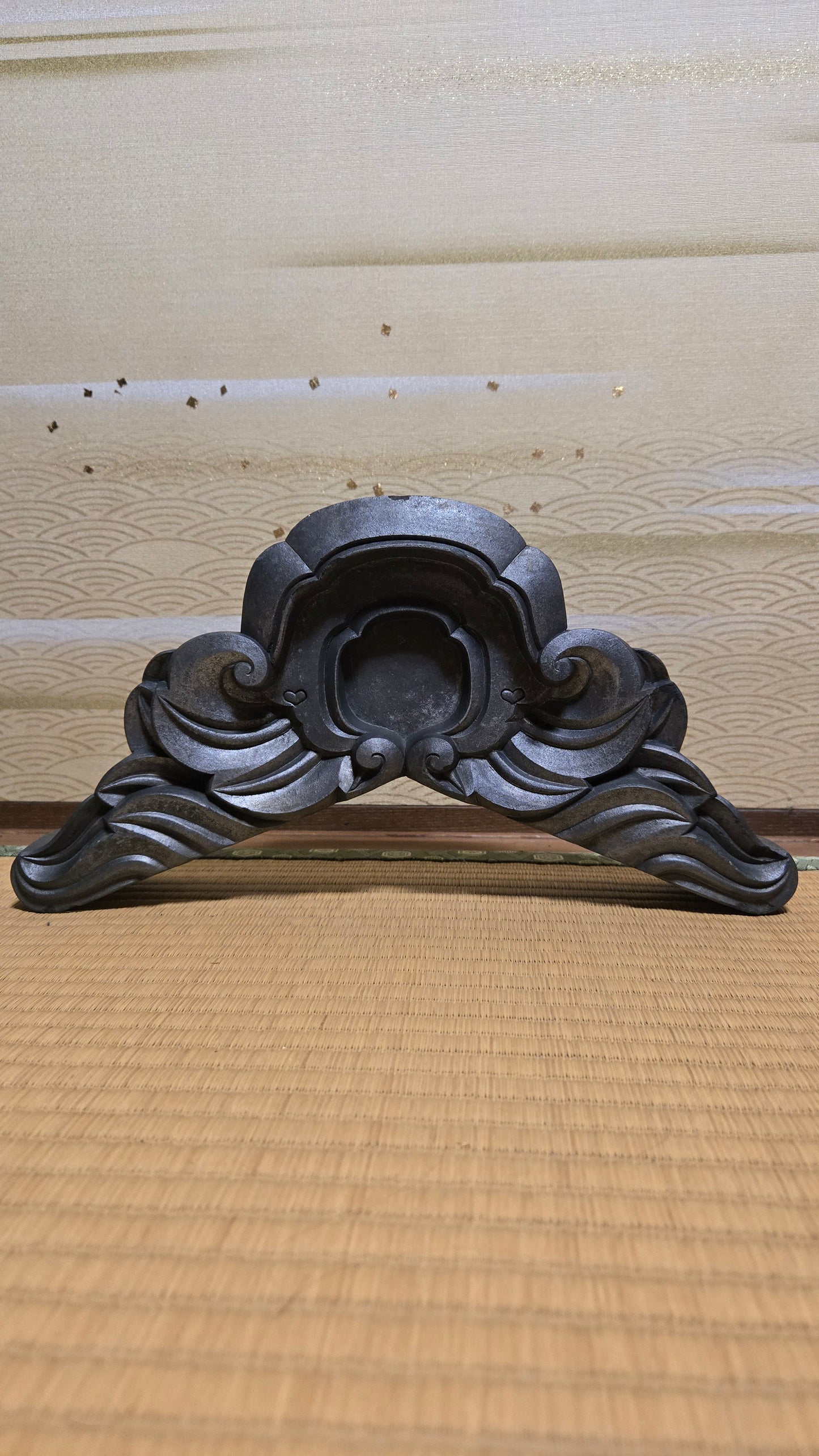 🌊 Fronton sculpté ancien – Élément architectural en bois de maison japonaise (kaerumata)