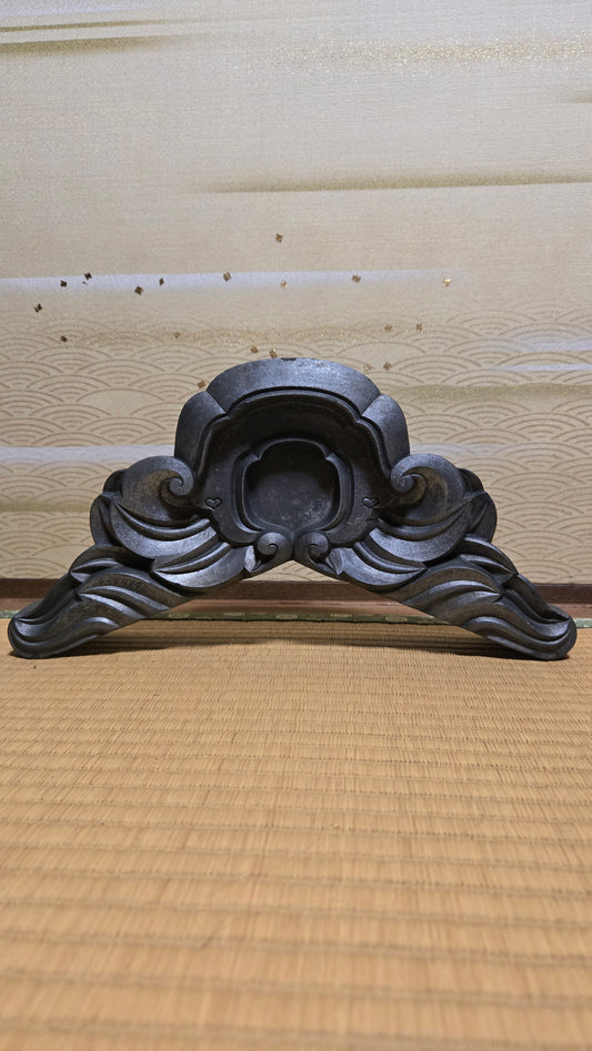 🌊 Fronton sculpté ancien – Élément architectural en bois de maison japonaise (kaerumata)