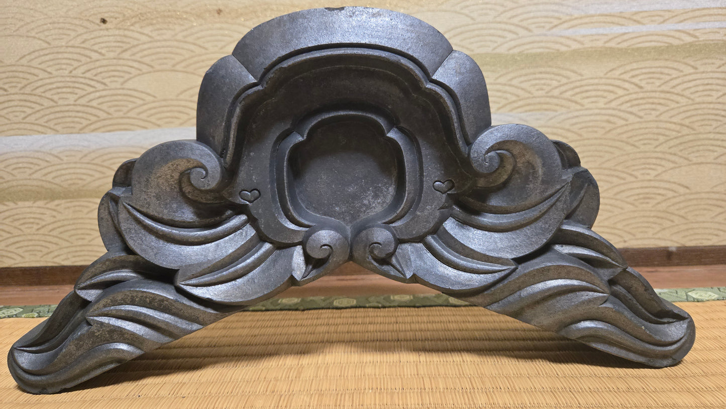 🌊 Fronton sculpté ancien – Élément architectural en bois de maison japonaise (kaerumata)