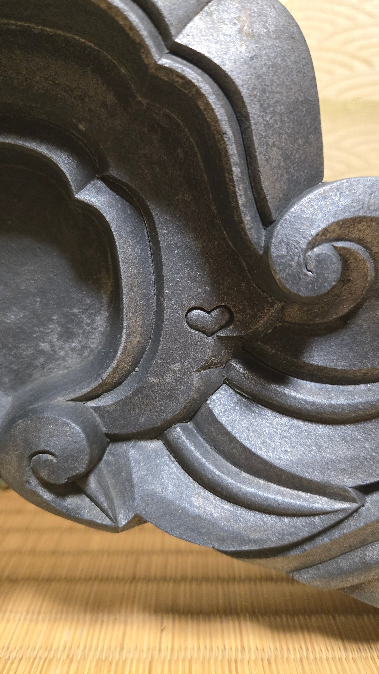 🌊 Fronton sculpté ancien – Élément architectural en bois de maison japonaise (kaerumata)