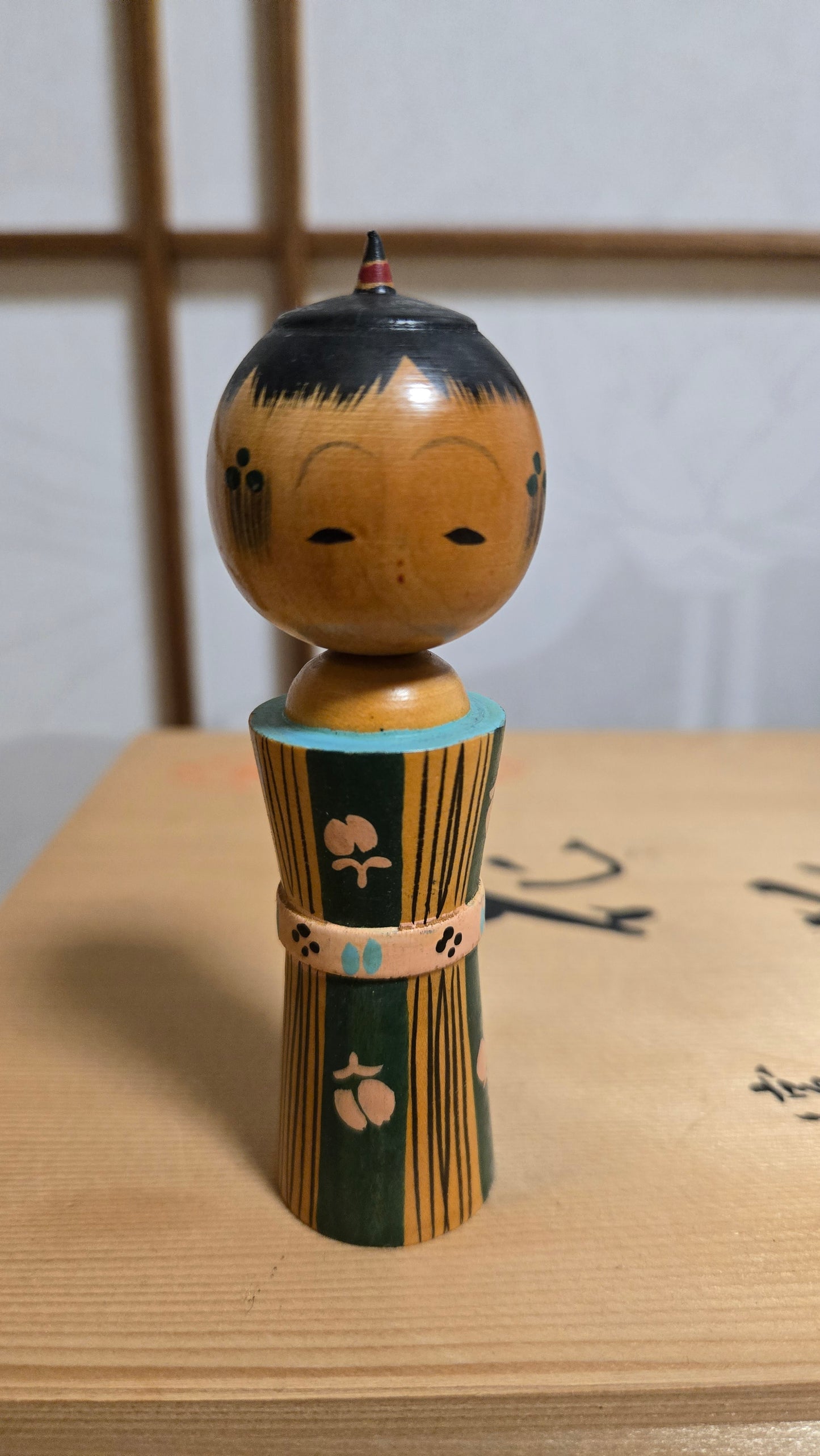 🎎 Kokeshi traditionnelle Tsuchiyu – Poupée japonaise en bois tourné, motif floral