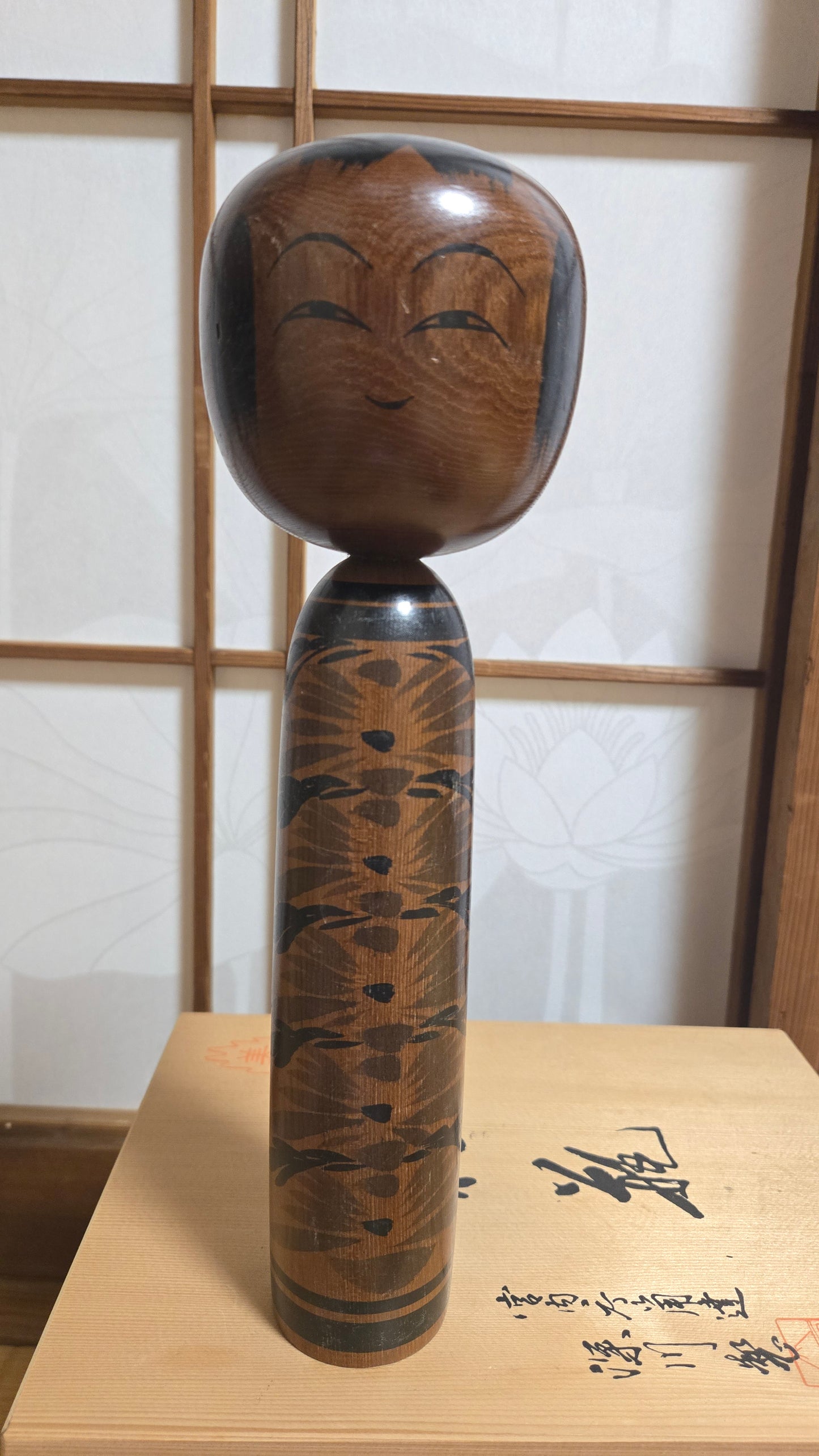 🎎 Kokeshi traditionnelle Tsuchiyu – motif floral gravé, signée