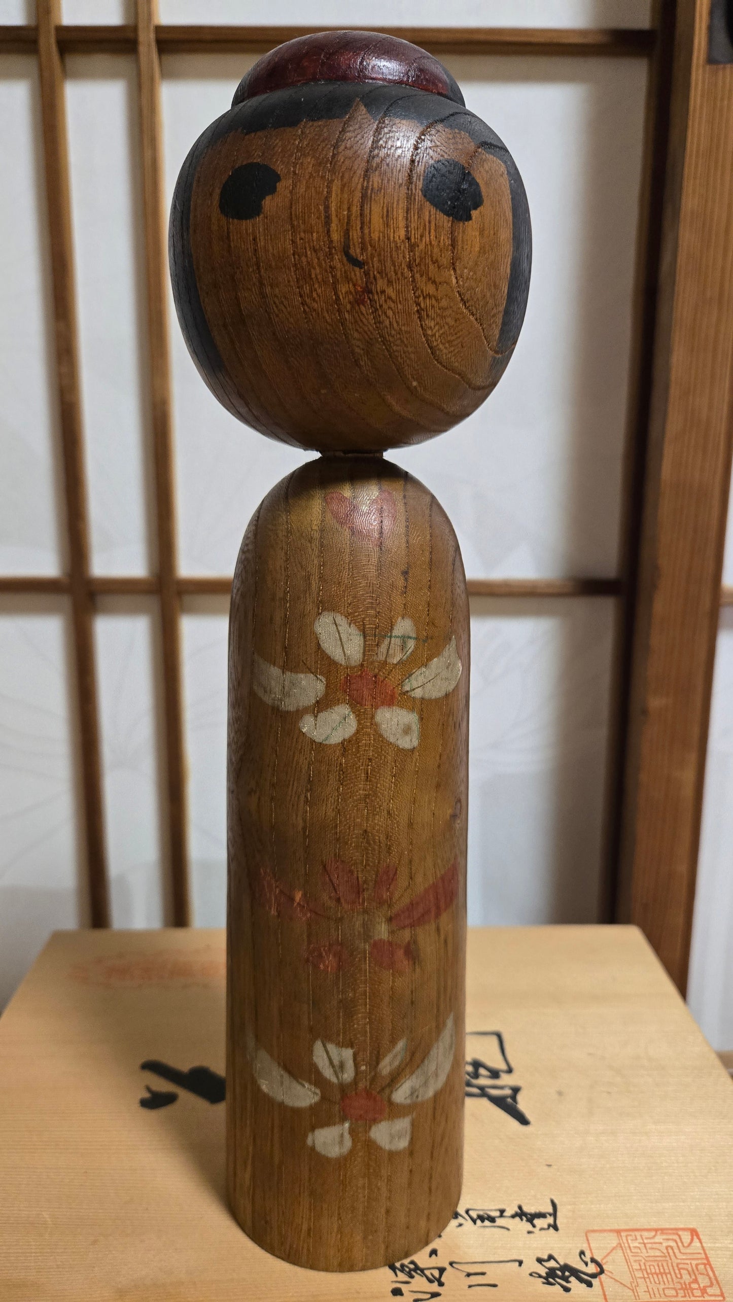 🎎 Kokeshi vintage – Poupée japonaise en bois naturel, motif fleurs de prunier, inscription peinte