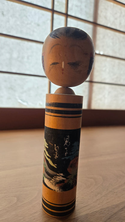 🌲 Kokeshi traditionnelle au pin peint et inscription calligraphiée