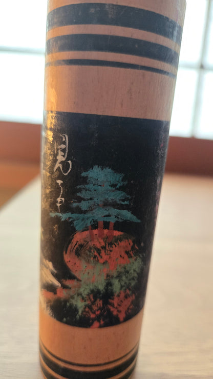 🌲 Kokeshi traditionnelle au pin peint et inscription calligraphiée
