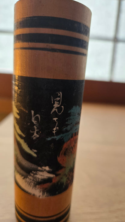 🌲 Kokeshi traditionnelle au pin peint et inscription calligraphiée