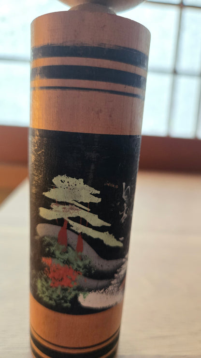 🌲 Kokeshi traditionnelle au pin peint et inscription calligraphiée