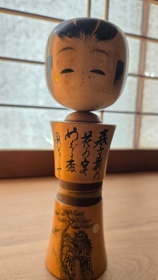 🏯 Kokeshi calligraphiée au décor de pin et château
