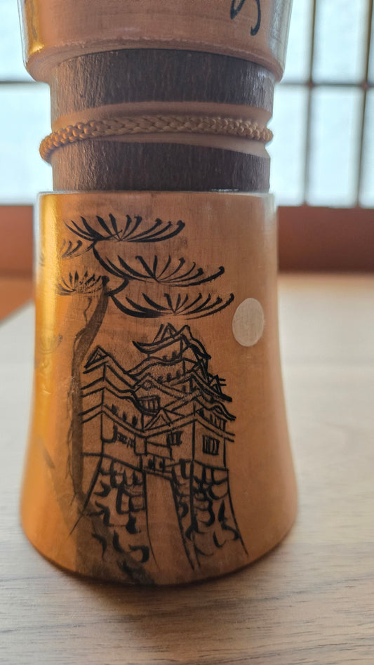 🏯 Kokeshi calligraphiée au décor de pin et château
