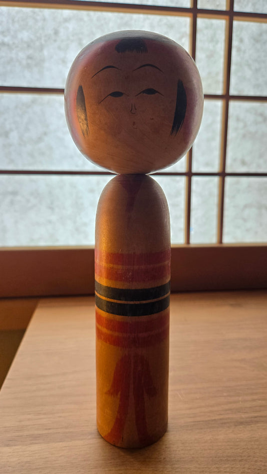 🌸 Kokeshi traditionnelle à tête ronde et corps rayé