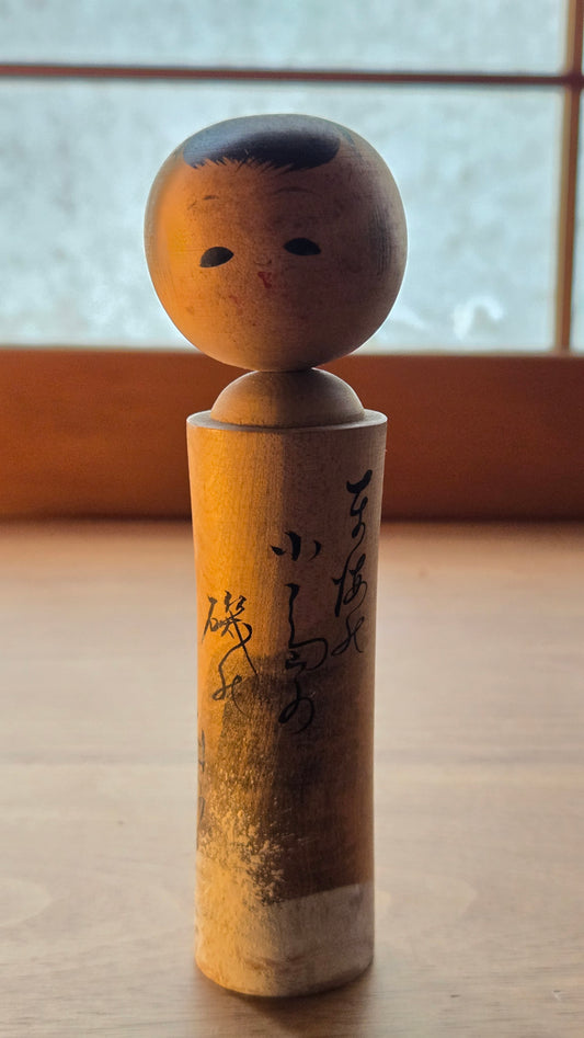 🎎 Petite kokeshi ancienne – silhouette épurée et inscription calligraphiée