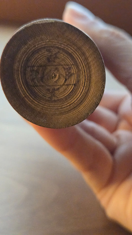 🎎 Petite kokeshi ancienne – silhouette épurée et inscription calligraphiée