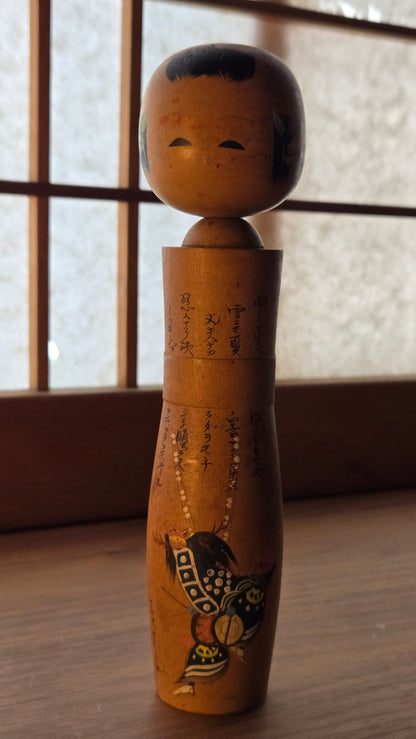 🎎 Kokeshi ancienne peinte – musicien au tambour et inscriptions calligraphiées