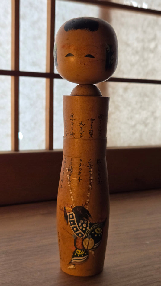 🎎 Kokeshi ancienne peinte – musicien au tambour et inscriptions calligraphiées