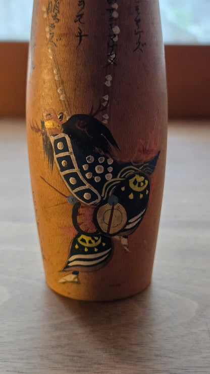 🎎 Kokeshi ancienne peinte – musicien au tambour et inscriptions calligraphiées