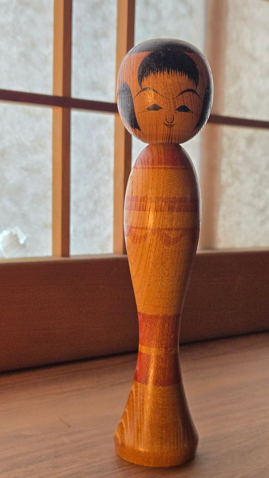🎎 Kokeshi traditionnelle signée – visage expressif et corps rayé bordeaux