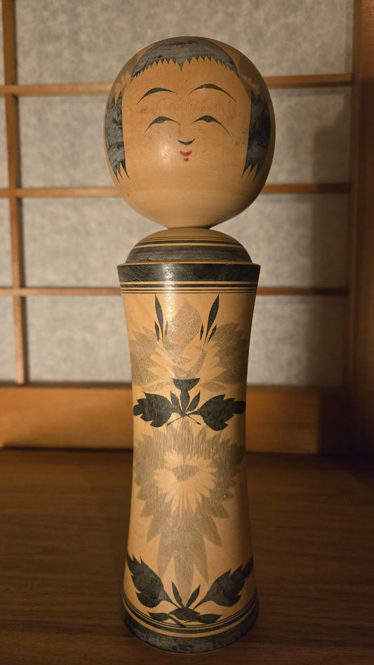 🎎 Kokeshi Naruko aux chrysanthèmes, bois massif