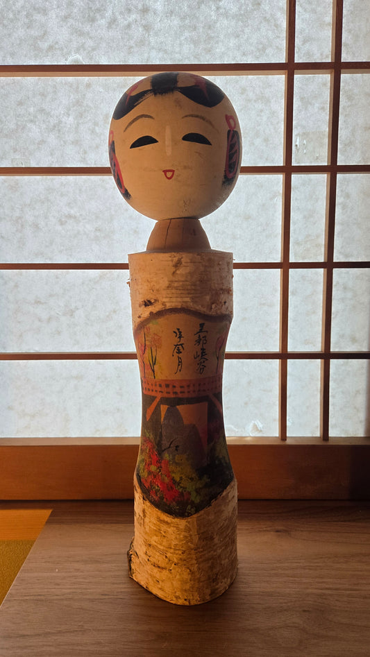 🎎 Kokeshi créative (sōsaku kokeshi) à écorce naturelle, visage peint et paysage peint à la main