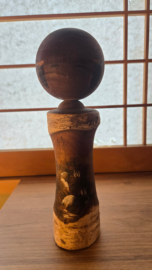 🎎 Kokeshi créative (sōsaku kokeshi) à écorce naturelle, décor de rivière et calligraphie poétique — 24 cm