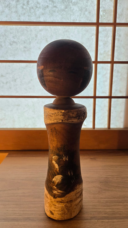 🎎 Kokeshi créative (sōsaku kokeshi) à écorce naturelle, décor de rivière et calligraphie poétique — 24 cm