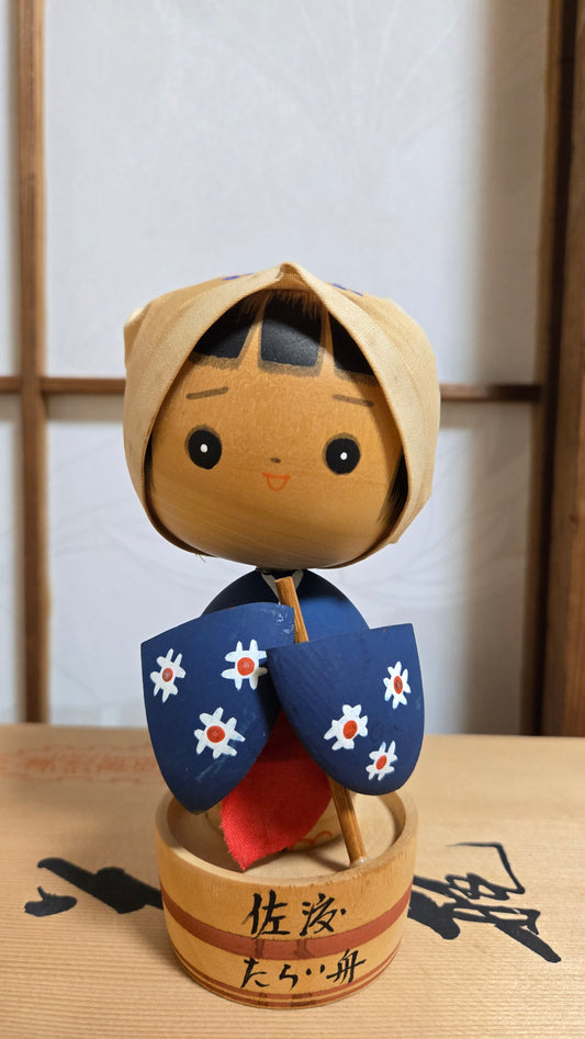 🚣 Poupée en bois de Sado — figurine de rameuse de tarai-bune, coiffe en tissu