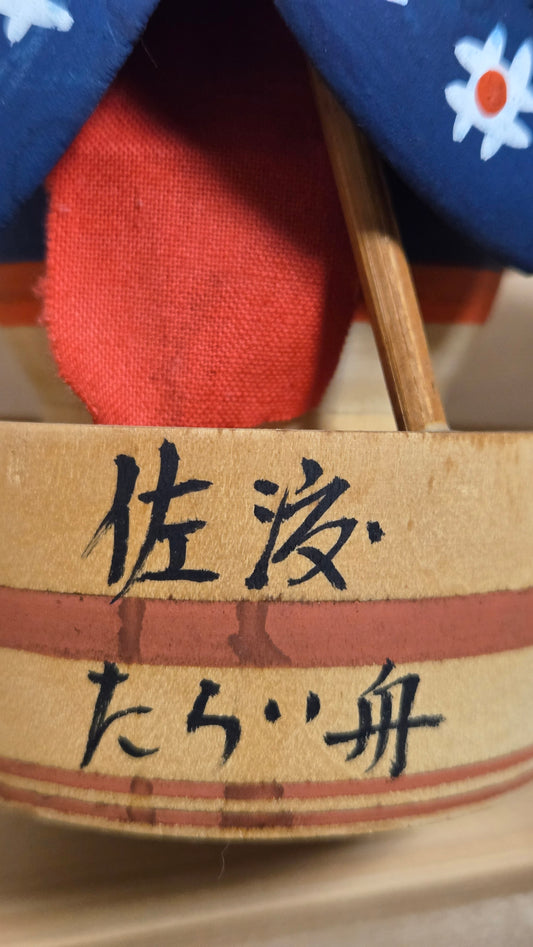 🚣 Poupée en bois de Sado — figurine de rameuse de tarai-bune, coiffe en tissu