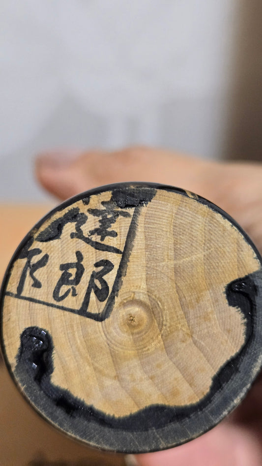 🎋 Kokeshi laquée noire au visage de geisha — motif de nandina rouge et or, signature d'artisan