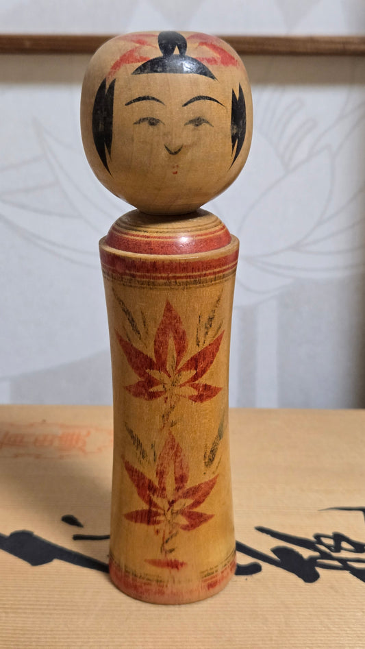 🍁 Kokeshi traditionnelle Naruko — motif de feuilles d'érable rouge, 15 cm