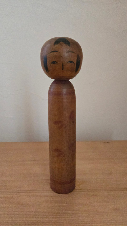 🎎 Kokeshi ancienne signée, 15 cm — corps épuré, motifs floraux effacés par le temps