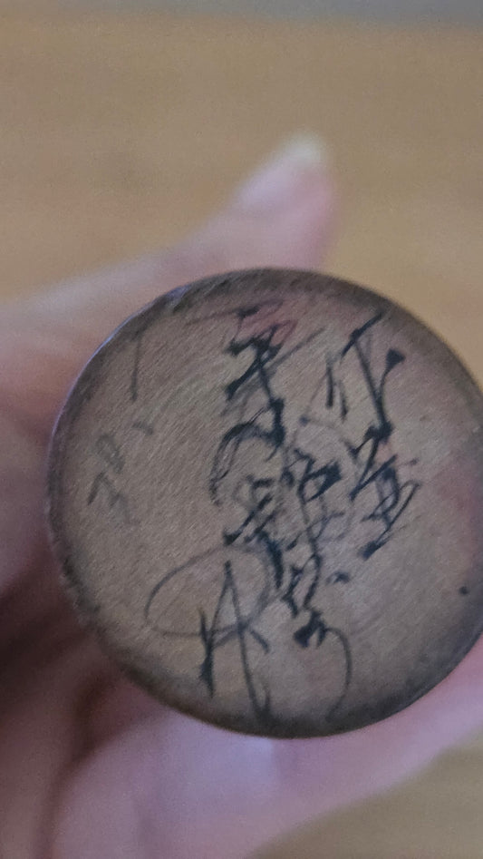 🎎 Kokeshi ancienne signée, 15 cm — corps épuré, motifs floraux effacés par le temps