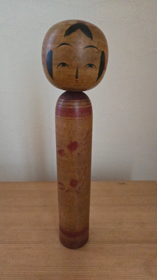 🎎 Kokeshi ancienne signée, 21 cm — visage graphique et corps floral discret