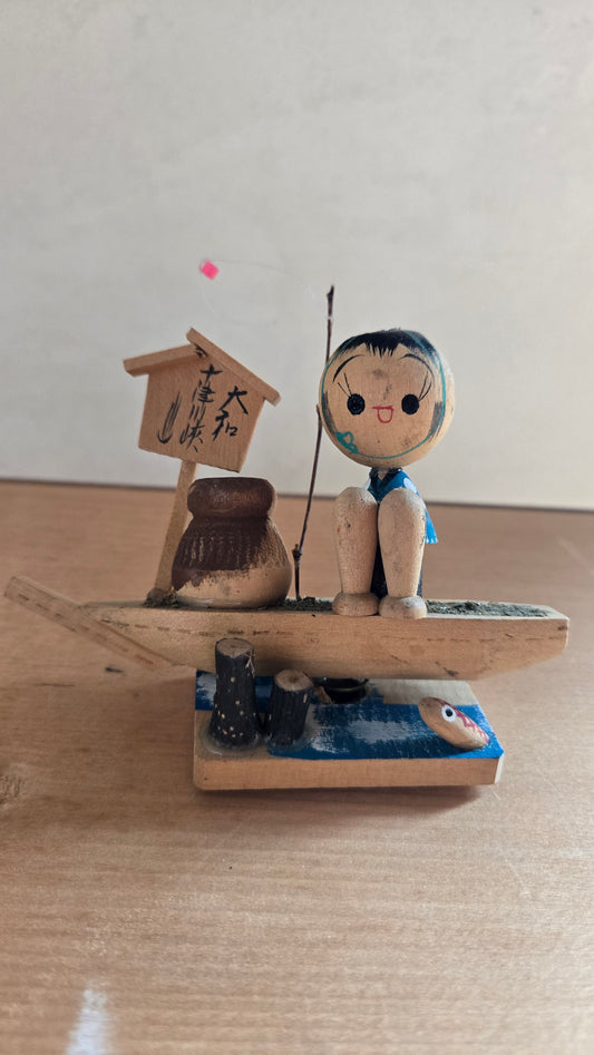 🎣 Kokeshi souvenir "Le petit pêcheur de Totsukawa-kyō" – Barque miniature, Nara