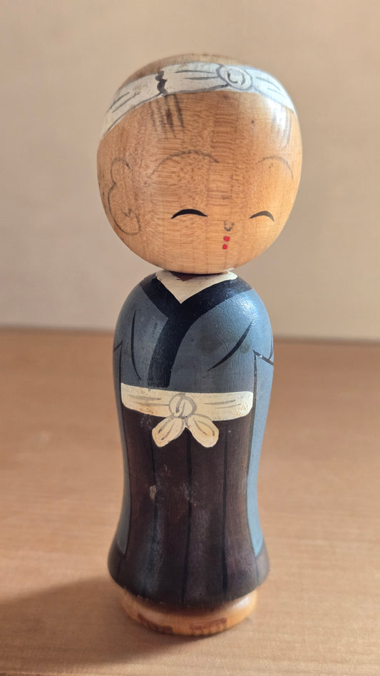 👴 Kokeshi sōsaku "Le vieil homme au bandeau" – Kimono bleu-gris