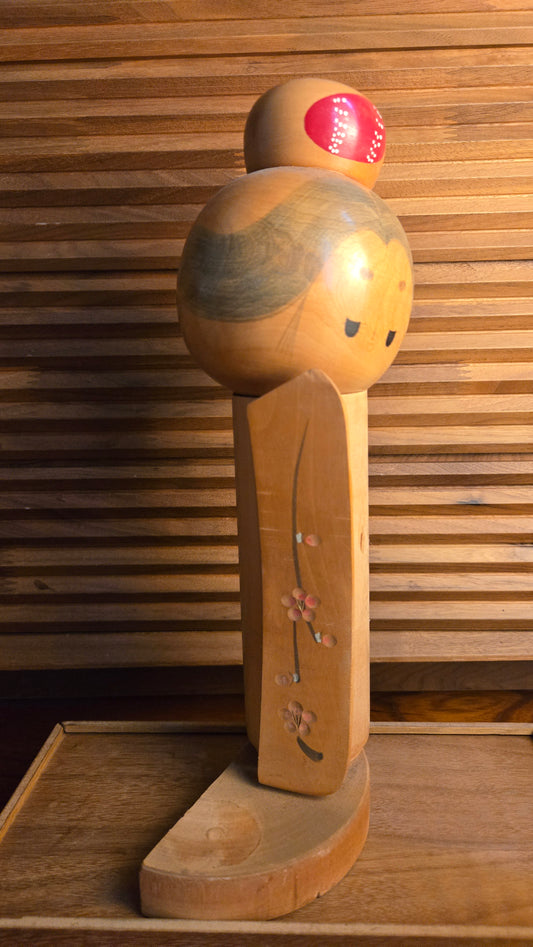 🎎 Kokeshi ancienne aux fleurs de prunier