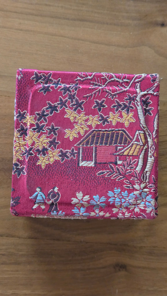 🌹 Boîte à pâte à sceau (印泥) en porcelaine à décor de roses, dans son écrin en brocart et sa spatule d'origine