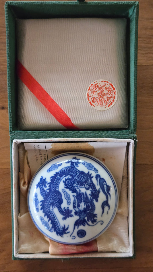 🐉 Boîte à pâte à sceau (印泥) en porcelaine bleu et blanc, décor de dragon, dans son écrin d'origine
