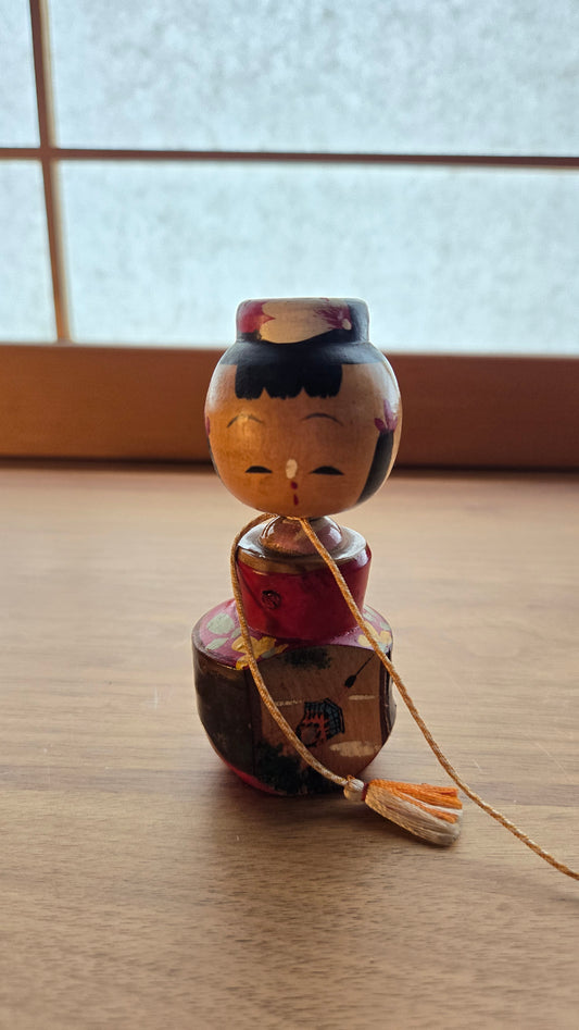 🎎 Kokeshi ancienne à tête pivotante, décor de pêche — 13 cm