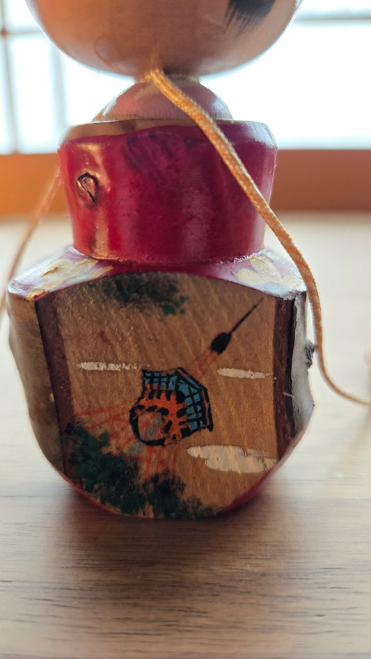 🎎 Kokeshi ancienne à tête pivotante, décor de pêche — 13 cm