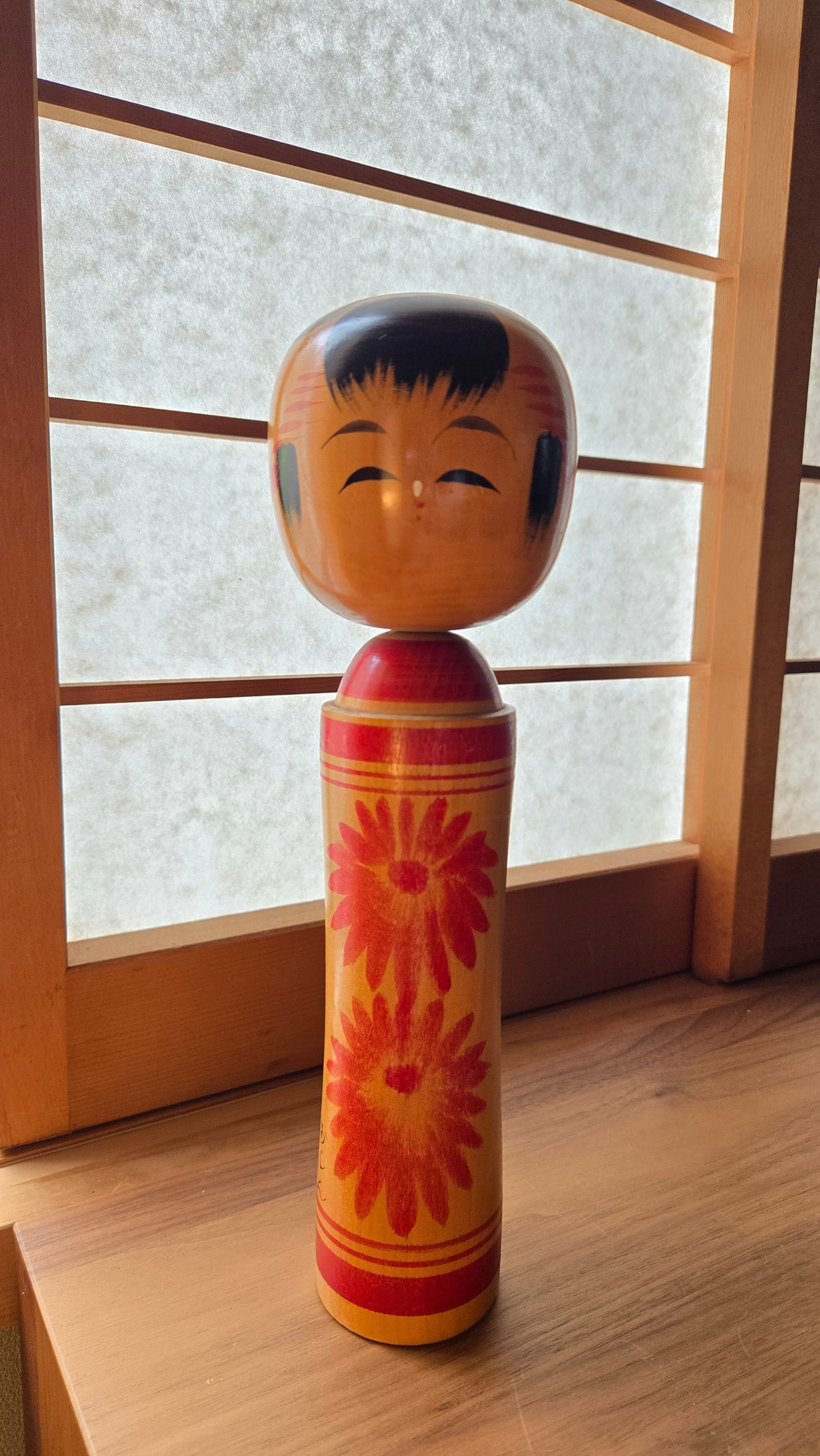 🎎 Kokeshi traditionnelle à motif de chrysanthèmes, signée — 30 cm