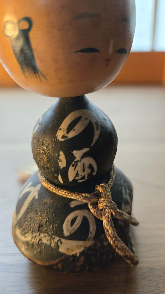 🍶 Poupée en bois à tête ronde sur double gourde laquée