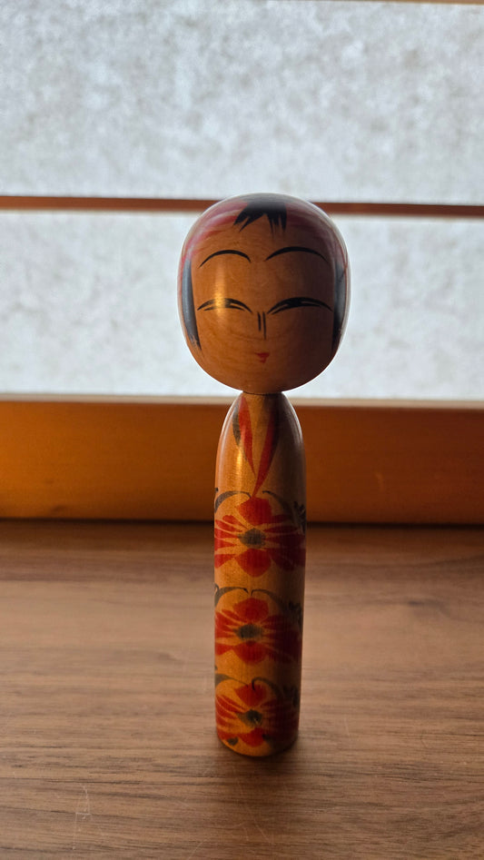 🎎 Petite kokeshi au visage doux et motif floral rouge