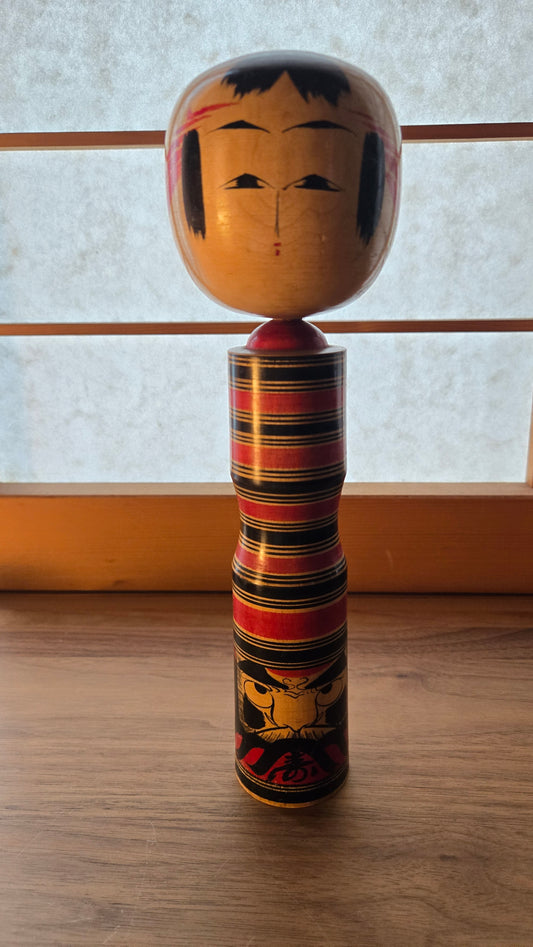 🎎 Kokeshi au visage graphique et motif de masque peint