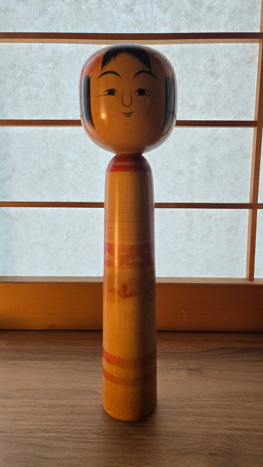🎎 Kokeshi traditionnelle au visage souriant et motif floral