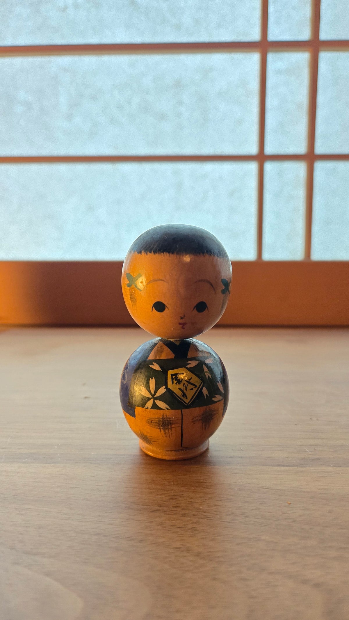 🪆 Kokeshi créative à tête ronde – kimono aux fleurs de cerisier